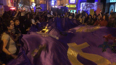 Taksim'de yürüyen kadınlara müdahale: 34 gözaltı!