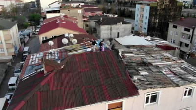 Polisten çatıdaki çocuklara drone ile fırça