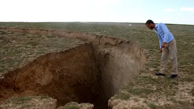 15 metrelik obruk vatandaşları tedirgin etti !