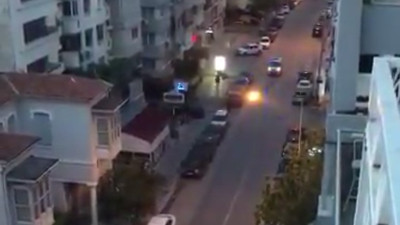 Polis aracı İzmir sokaklarında böyle gezdi