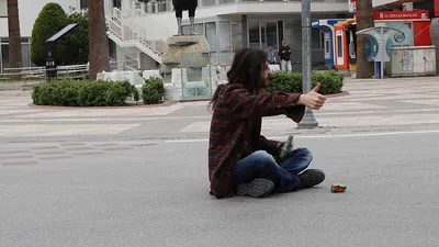 Yasağa rağmen sokağa çıktı, ambulansa otostop çekti! 
