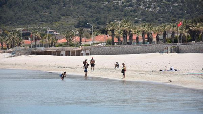Çeşme'de yasağa rağmen denize girdiler