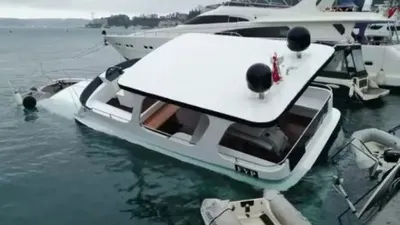 Bebek sahilinde lüks tekne battı !