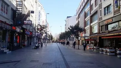 Bir cadde ve meydan yaya giriş-çıkışına kapatıldı
