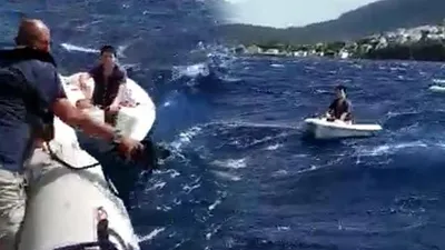 İzmir'de yelken alabora oldu! 3 kişi güçlükle kurtarıldı