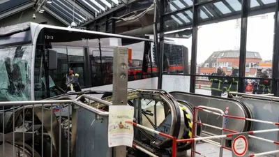 Otobüs, tren istasyonuna daldı 