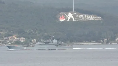 Rus savaş gemisi Çanakkale'den geçti