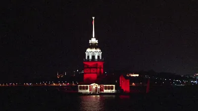 Kız Kulesi kırmızı beyaz renge büründü