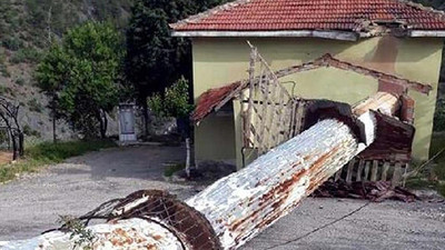 Cami minaresi şiddetli rüzgar nedeniyle yıkıldı!