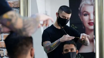 O ülkede kuaför ve berberler açıldı