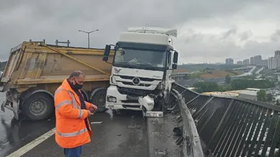 TEM'de trafiği kilitleyen kaza!