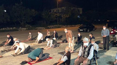 İmama küsüp namazları kıraathane önünde kılmışlardı! İl müftüsü duyurdu