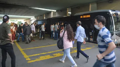 Metrobüslerde Pazartesi yoğunluğu