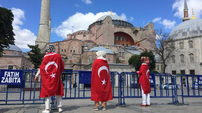 Ayasofya önünde toplanmalar başladı