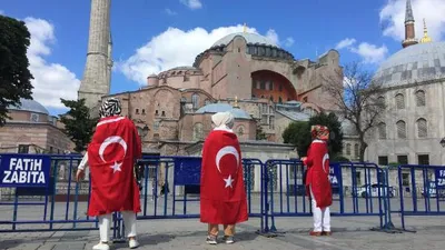 Ayasofya önünde toplanmalar başladı