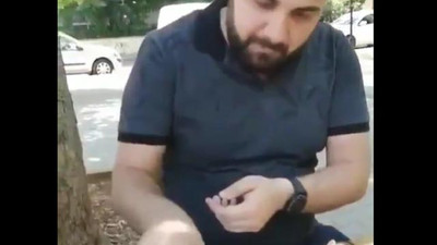 Para ile pirzola tutan şahıs sosyal medyada büyük tepki topladı