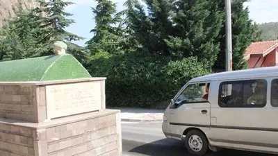 60 yıldır yol ortasında duruyor! Görenleri hayrete düşürdü
