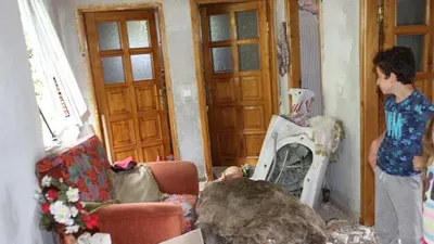 Kaya parçası çarptı: 5 kişiyi çamaşır makinesi kurtardı