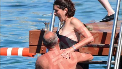 Halit Ergenç Bergüzar Korel'i yakalayıp denize attı