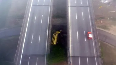 Anadolu Otoyolu'nda TIR köprüden uçtu