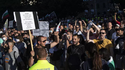 Bulgaristan'da protestolar sürüyor! 4 bakan istifa etti