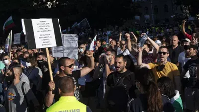 Bulgaristan'da protestolar sürüyor! 4 bakan istifa etti