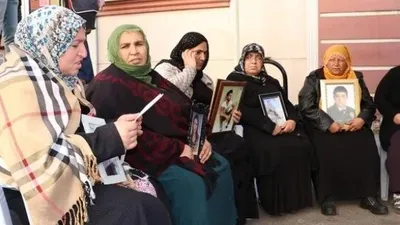 HDP önündeki bir aile daha çocuğuna kavuştu