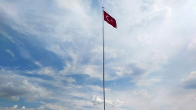 Yunanistan'ın burnunun dibine dev Türk bayrağı