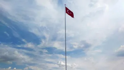 Yunanistan'ın burnunun dibine dev Türk bayrağı