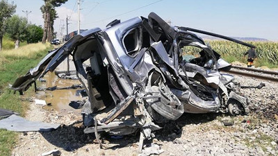 Yük treni araca çarptı: 1 ölü