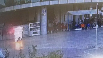 Benzin dökerek kendini yaktı