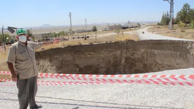 Konya'da yol ortasında dev obruk oluştu