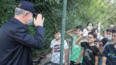 Bakan Akar, çocuklarla sohbet etti