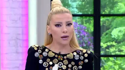 Ünlü modacı stüdyoda yere kapaklandı