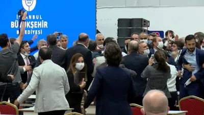 İBB Meclisi'nde tekme ve yumruklar havada uçuştu