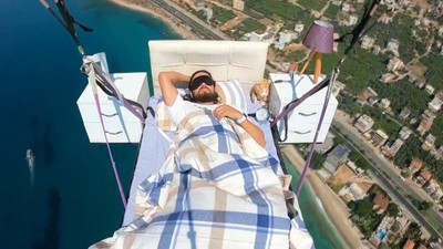 Alanya'da yatakla uçarken uyudu!