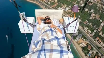 Alanya'da yatakla uçarken uyudu!