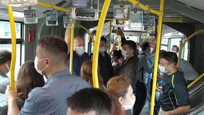 Metrobüste sosyal mesafesiz yolculuğa devam!