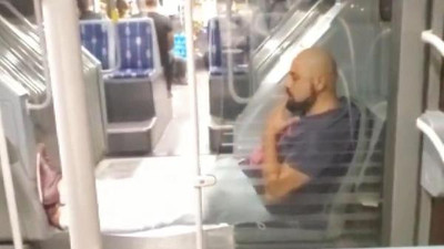 Metrobüste sigara içen yolcu pes dedirtti