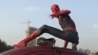 İstanbul trafiğinde Örümcek Adam şaşkınlığı