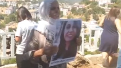 Gülistan Doku'nun annesi ve ablası oturma eyleminde