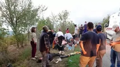 İşçileri taşıyan traktör devrildi: 21 yaralı