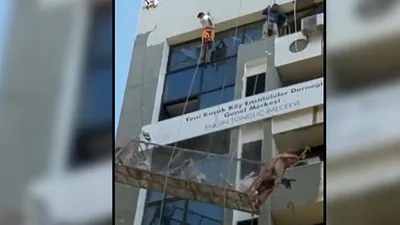 Korkutan görüntüler! İskelenin halatı koptu, 2 işçi ölümden döndü