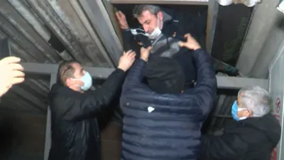 Polis bastı, çatıya kaçtılar! 3 saatte zor ikna ettiler