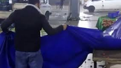Elde kalan çilekleri yere döken pazarcı tepki çekti