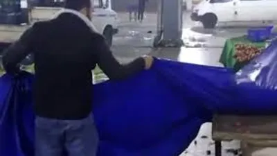 Elde kalan çilekleri yere döken pazarcı tepki çekti