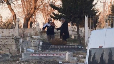 Yer: Malatya... Mezar başında keman çaldırdı