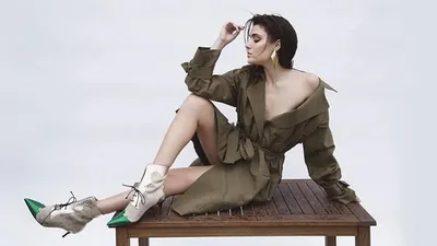 Hande Erçel kar yağışını görünce şortuyla bahçeye koştu