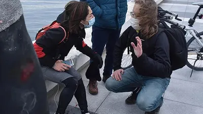 İki genç kız kabusu yaşadı, kaçmak için kendilerini denize attılar!