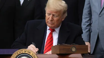Trump'tan giderayak seyahat yasaklarını kaldırdı!